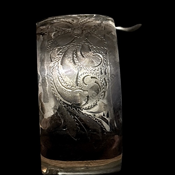 Vintage Etched Silver Cuff Bracelet for a petite wrist - new photo’s added - Picture 4 of 13